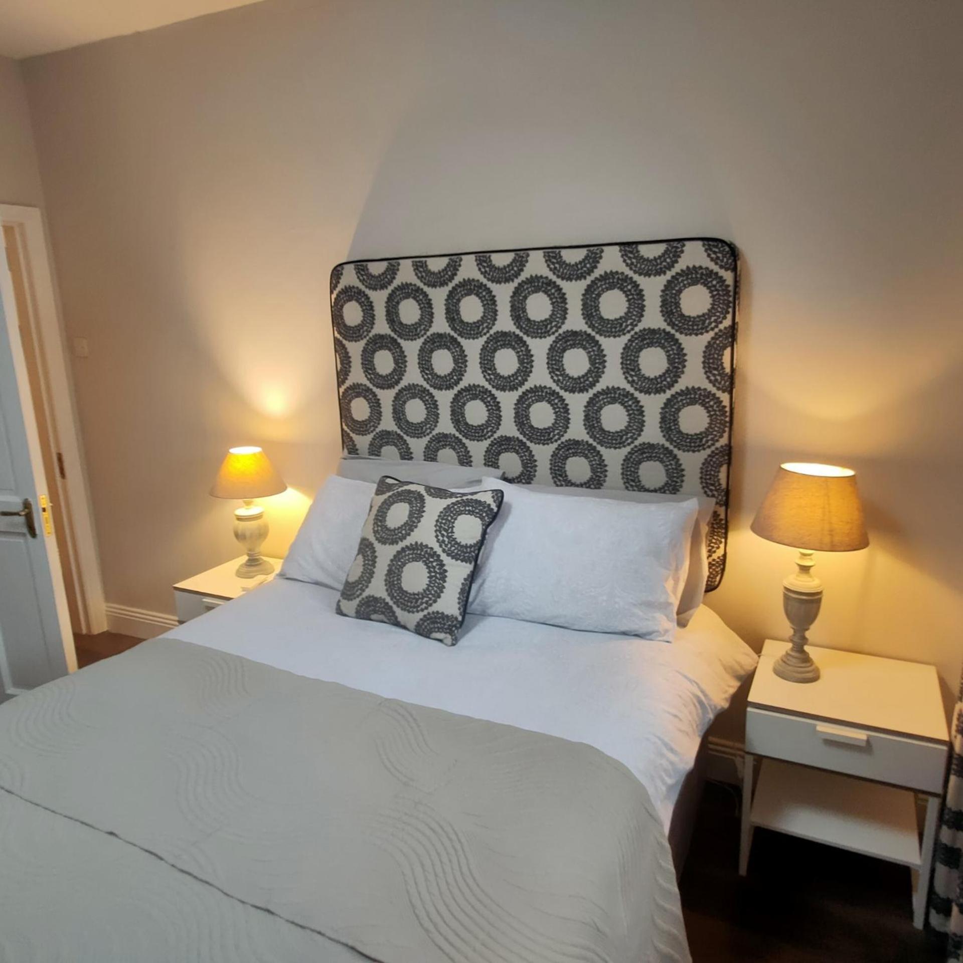 Russell Mews Apartment Енис Екстериор снимка