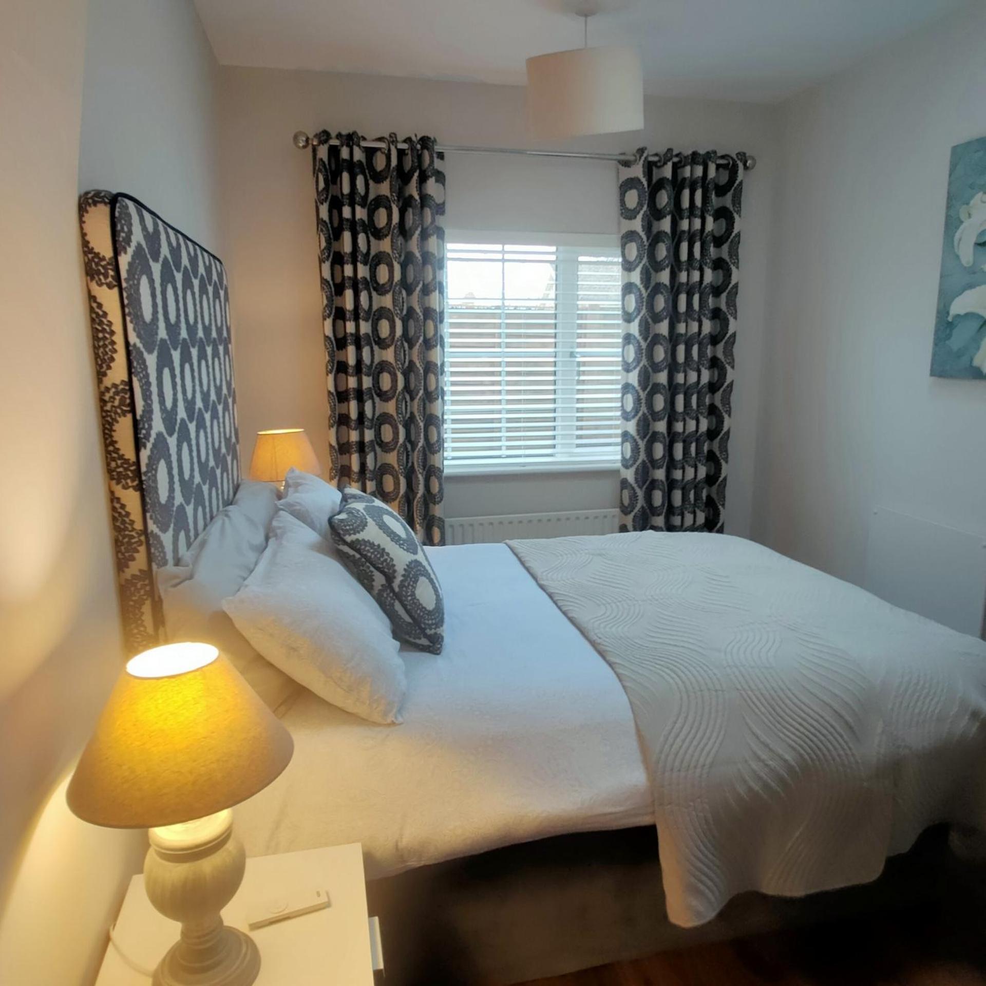 Russell Mews Apartment Енис Екстериор снимка