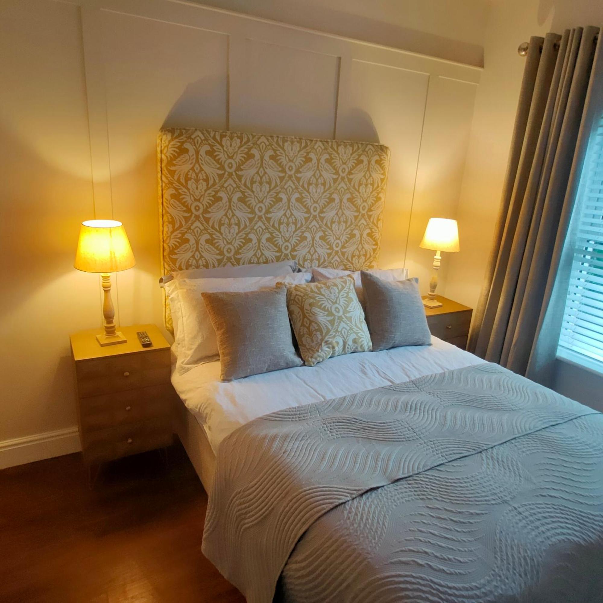 Russell Mews Apartment Енис Екстериор снимка