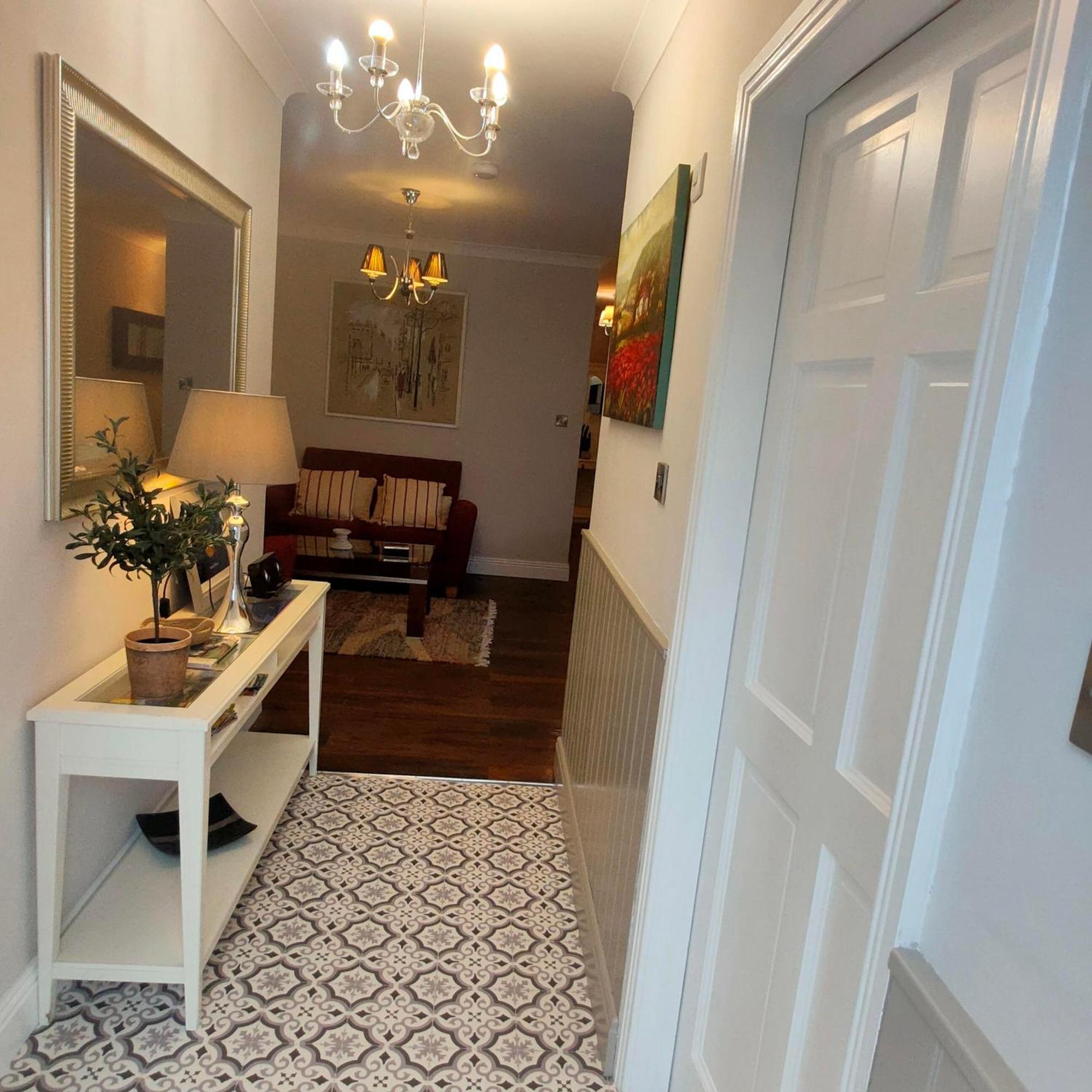 Russell Mews Apartment Енис Екстериор снимка